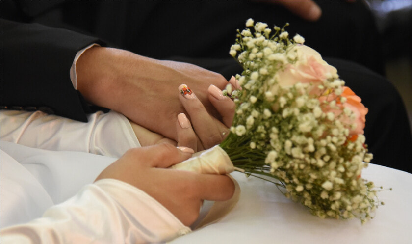 Antes De Ir Al Altar Los Novios Recibieron La Preparación   Holding Hands  HD Png DownloadTransparent PNG