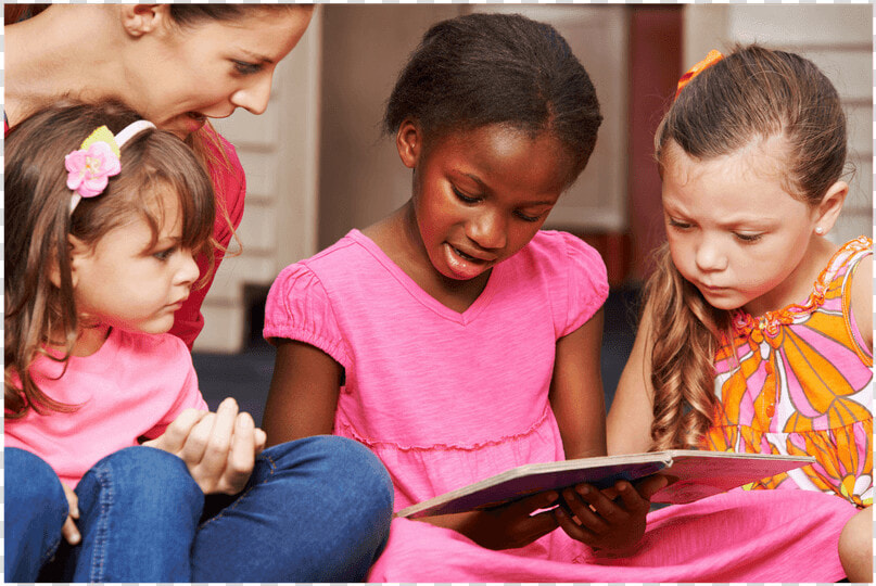 Mom Holding Chil On Her Lap While Other 2 Children   Niños Aprendiendo A Leer  HD Png DownloadTransparent PNG