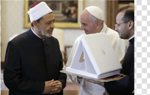 Pope And Top Imam Embrace In Historic Meeting At Vatican   Grand Mufti Of Al Azhar  HD Png Download