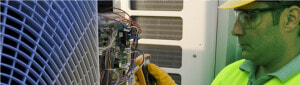 Electrician Working On An Air Conditioning Panel   Técnico Em Refrigeração E Climatização  HD Png Download